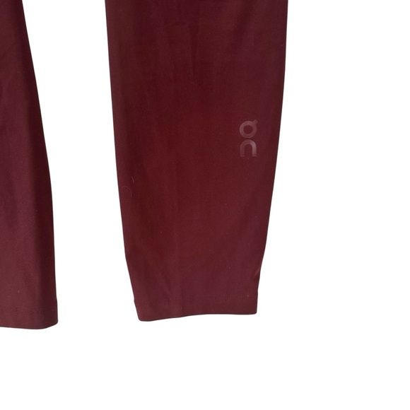 On Running Active Tights in "Mulberry" Size XS - Picture 13 of 15